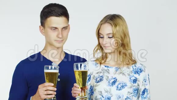 戴着白色啤酒杯的男人和女人视频的预览图