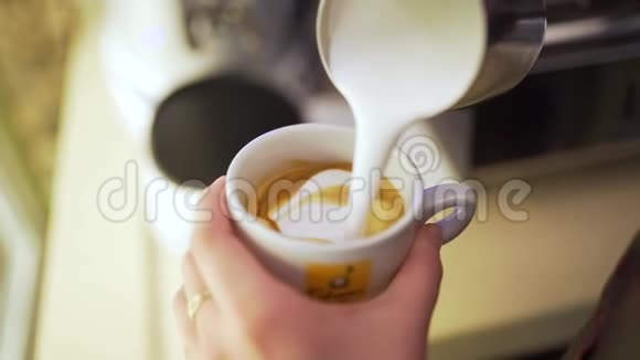 咖啡师把牛奶倒进咖啡里视频的预览图