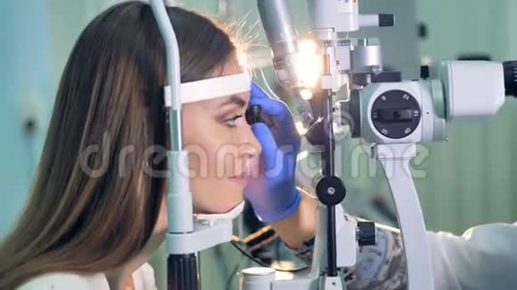 一位眼科医生在一次测试中向一位妇女证实了良好的结果视频的预览图