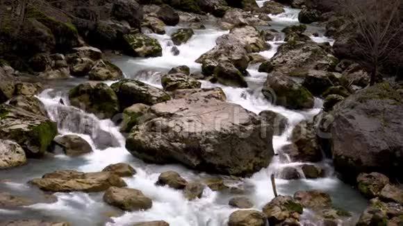阿布哈兹的山区河流快关门视频的预览图