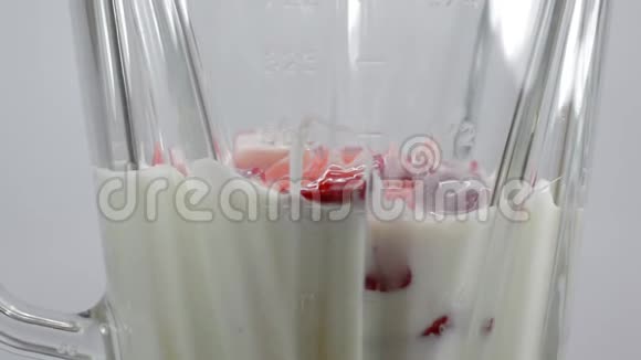 草莓和酸奶侧景视频的预览图