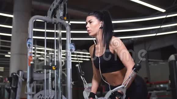 女性在健身房锻炼胸部肌肉的力量电缆交叉的肖像视频的预览图
