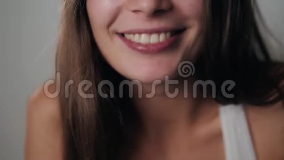 女人微笑着露出完美的微笑洁白的牙齿笑着视频的预览图