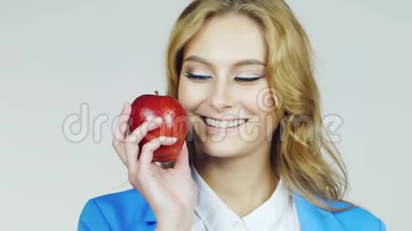 带着红苹果的年轻女人视频的预览图