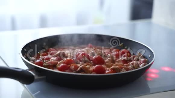 女人用西红柿炒蔬菜和牛肉视频的预览图