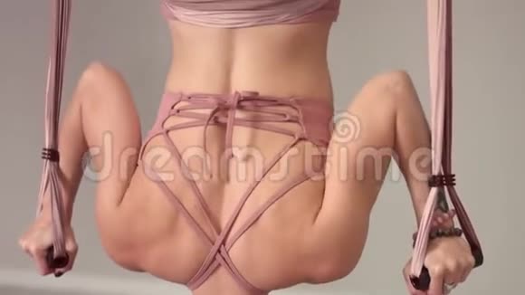 空中瑜伽大师班期间的女式瑜伽教练视频的预览图