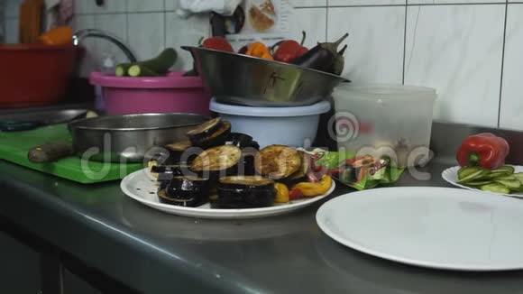 切好的茄子蔬菜食品放在餐厅或咖啡馆的厨房里的盘子里视频的预览图