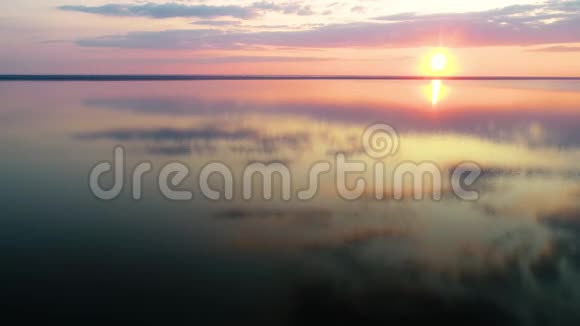 一条美丽平静的河流的空中景色延伸到地平线上视频的预览图