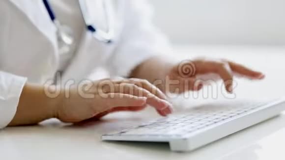 办公室里用键盘打字的女医生视频的预览图