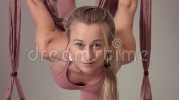 空中瑜伽大师班期间的女式瑜伽教练视频的预览图