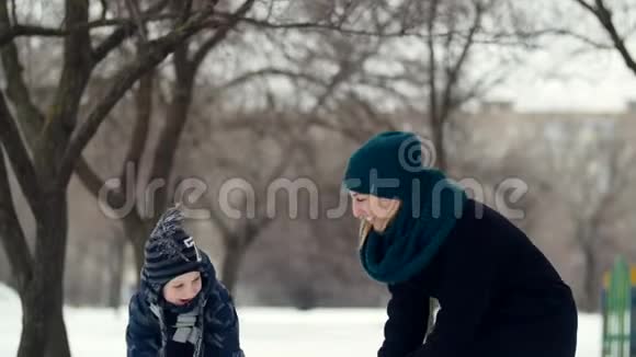 HD母亲和孩子把雪扔上去视频的预览图