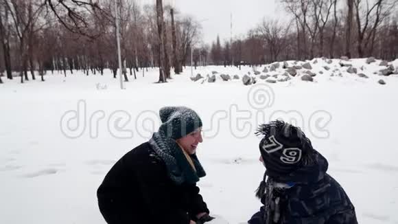 HD母亲和孩子把雪扔上去视频的预览图