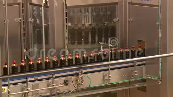 在啤酒厂生产kvass柠檬水和啤酒饮料的传送带视频的预览图
