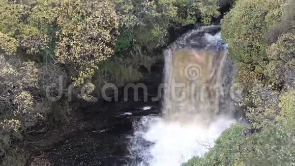 苏格兰斯凯岛卡卢姆风暴后莱尔特瀑布的鸟瞰图视频的预览图