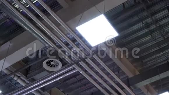 大型工业建筑吊顶暖通系统通风管道视频的预览图
