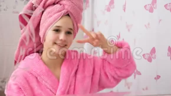 穿着浴袍玩牙刷的小女孩视频的预览图