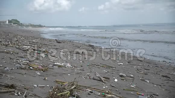 海洋上的垃圾海滩被塑料瓶污染视频的预览图