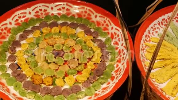 异国情调的东方亚洲甜蜜美味的甜点不寻常的五颜六色的传统菜肴在巴扎的柜台上与视频的预览图