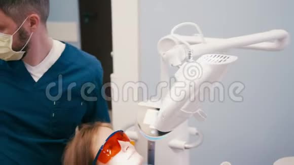 留胡子的牙医正在牙科诊所为病人准备牙齿美白视频的预览图