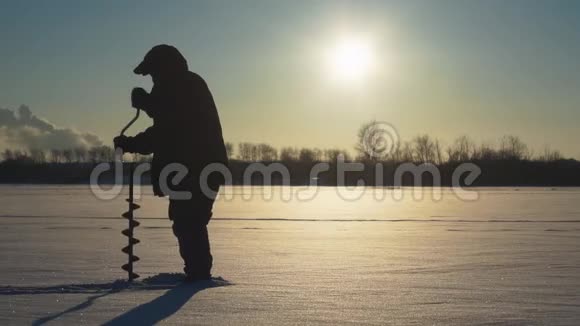 渔人钻洞冰钓视频的预览图