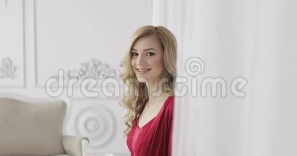 一个穿红色内衣喝早茶的年轻女人的肖像视频的预览图