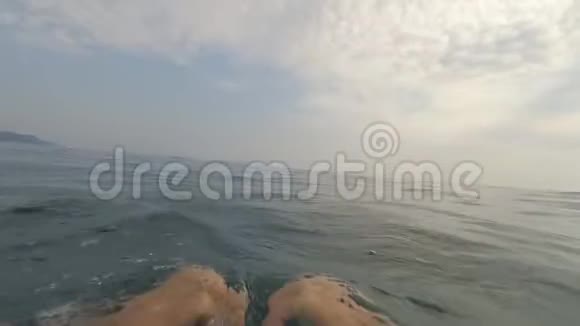 两只雄性手在蓝色的海水和暴风雨的多云的天空背景上有心脏体征视频的预览图