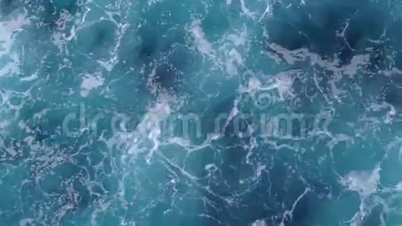 在船后有泡沫的波浪水中波浪的图案4k邮轮的水面尾流景观视频的预览图
