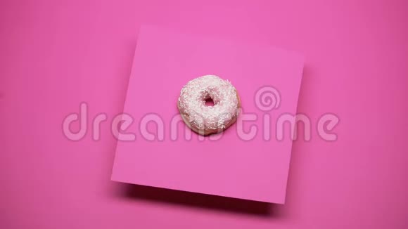 粉红背景下的甜甜圈垃圾食品超重问题大镜头视频的预览图