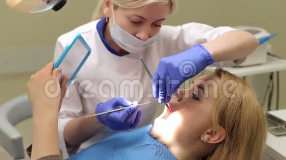 女孩在看牙医时照镜子视频的预览图
