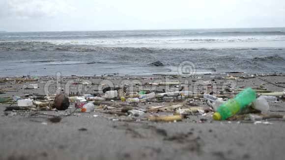 海洋上的垃圾海滩被塑料瓶污染视频的预览图