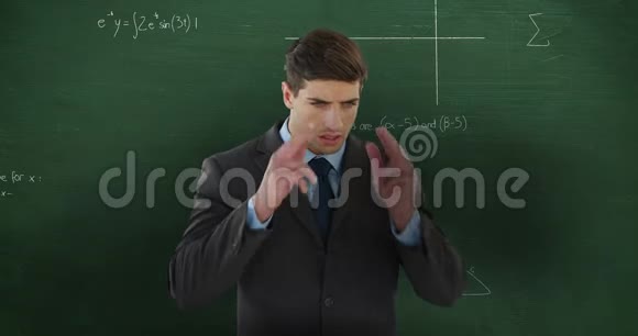 人类在黑板上移动数学计算前思考视频的预览图