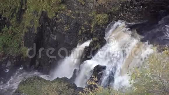 苏格兰斯凯岛卡卢姆风暴后莱尔特瀑布的鸟瞰图视频的预览图