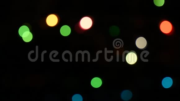 模糊的圆圈在黑暗的夜晚闪烁着五颜六色的光视频的预览图
