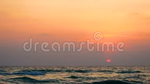 4K热带海滩海面上美丽的日落视频的预览图
