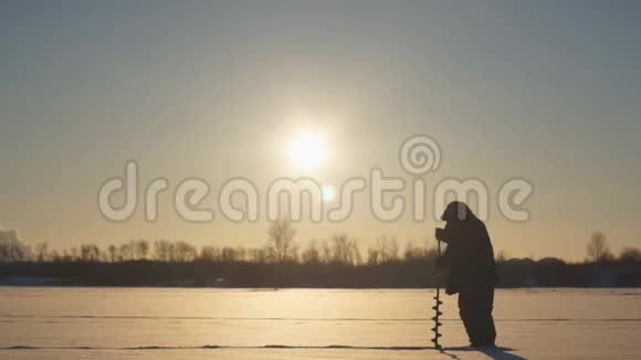 渔人钻洞冰钓视频的预览图
