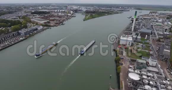 荷兰多德雷希特工业港区河上帆船的鸟瞰图视频的预览图