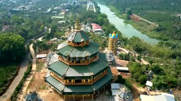 越南河岸上巨大的寺庙视频的预览图