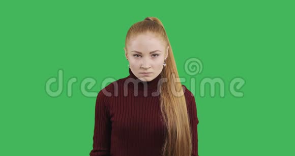 一头红色长发的女性白种人模特很生气视频的预览图