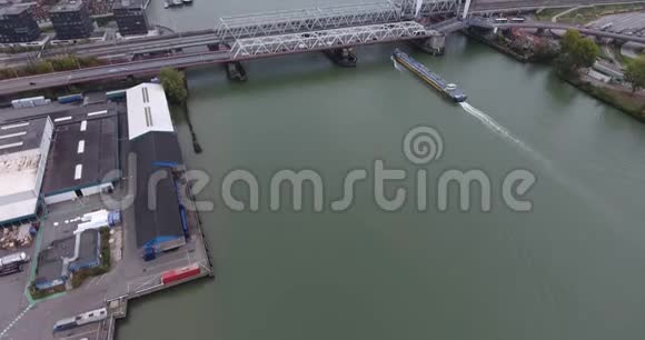 荷兰多德雷希特工业港区河上帆船的鸟瞰图视频的预览图