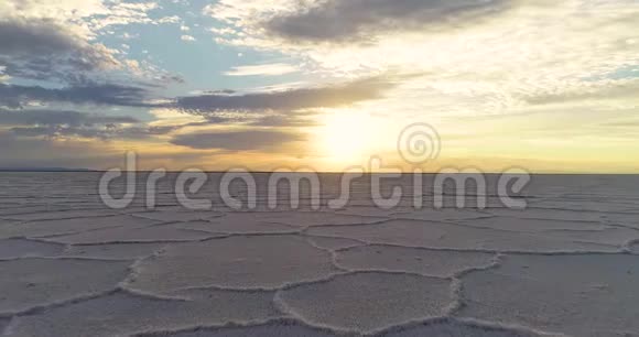 清晨日出时太阳在一片盐渍的土地上反射视频的预览图