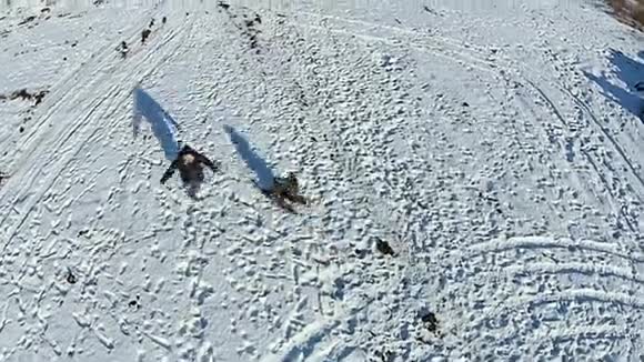 男人用雪橇把婴儿卷起来视频的预览图