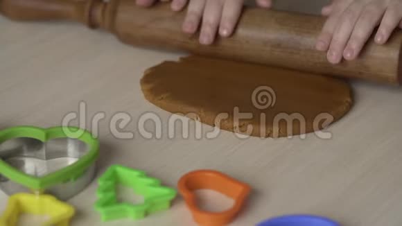 母亲和女儿用擀面杖擀面团做圣诞饼干视频的预览图