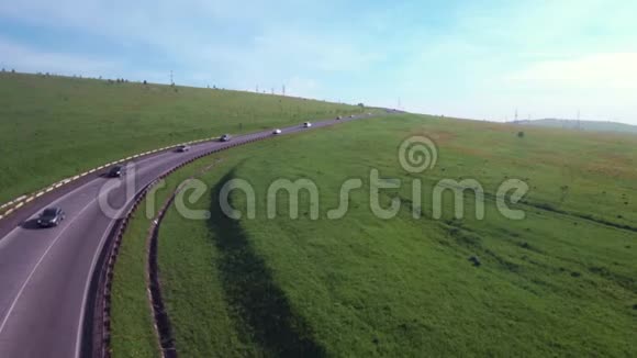 空中飞越公路穿过山丘低空飞行4K视频的预览图