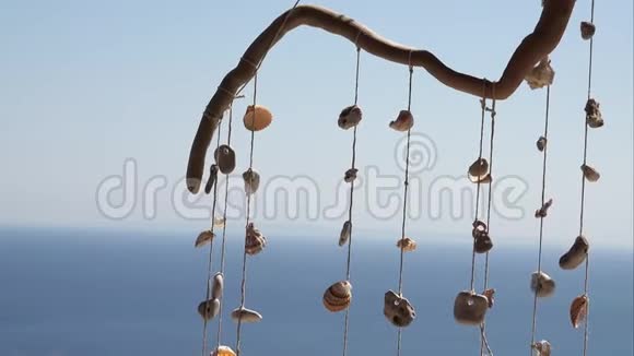在海风中悬挂手工艺品装饰视频的预览图