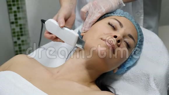 美的概念整容手术美容专家为女性客户做超声波去视频的预览图