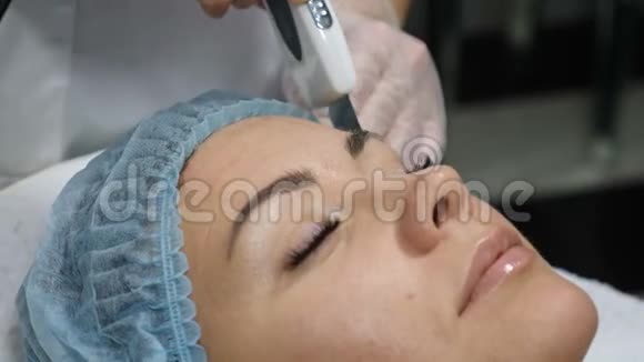 美的概念整容手术美容专家为女性客户做超声波去视频的预览图
