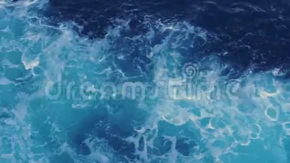 在船后有泡沫的波浪水中波浪的图案4k邮轮的水面尾流景观视频的预览图