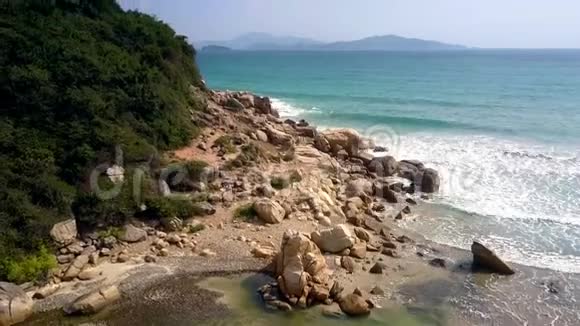 缓慢的海浪在海岸悬崖上翻滚视频的预览图