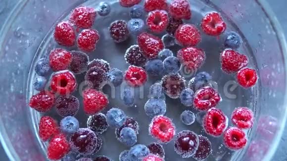 新鲜蓝莓覆盆子和樱桃在清水中视频的预览图