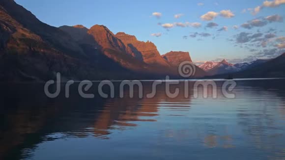 日出时分圣玛丽湖冰川国家公园全景视频的预览图
